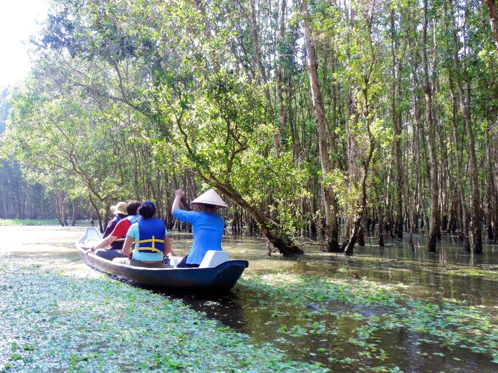 Students explore Cambodian waterways